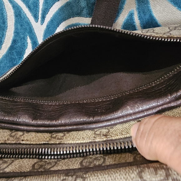 Authentic Vintage Gucci GG Crossbody - Picture 3 of 14